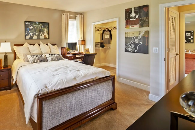 Building Photo - 5351 W Hillsboro Blvd