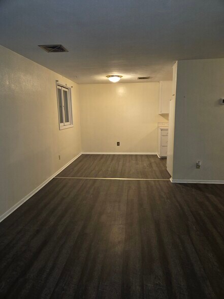 Building Photo - 513 N Oak Ave