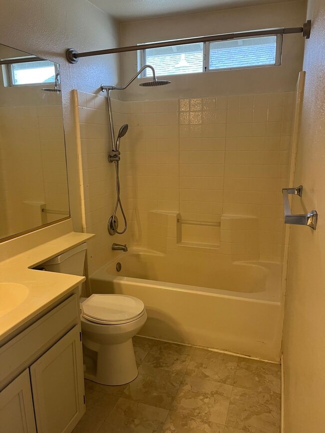 Building Photo - Updated 3 bedroom 2.5 bathroom Single Fami...