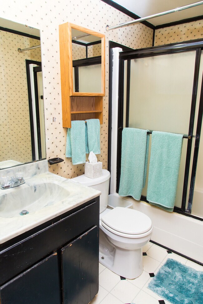 Building Photo - Country living in Cedar Grove