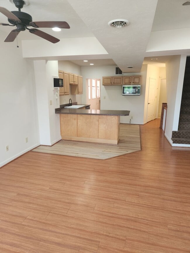 Building Photo - 2 bedroom