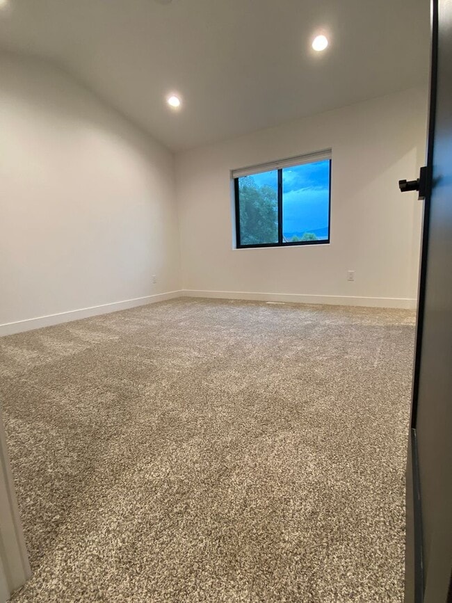 Building Photo - New Townhome Driggs!  3 bedroom / 2.5 bath with garage!