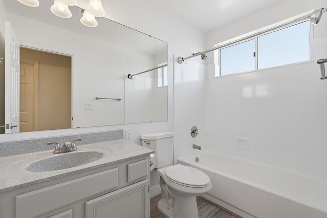 Building Photo - Ready to Move in! Three bedrooms