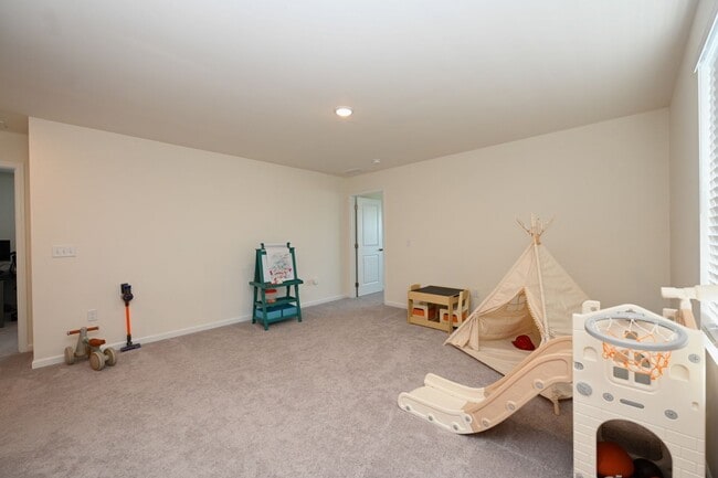 Building Photo - **RARE FIND: LIKE NEW, ONE-OWNER, 5-BED, 3-BATH HOME BUILT IN 2025 IN A NEIGHBORHOOD WITH RESORT-...