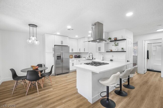 Building Photo - 5576 W Rochelle Ave.