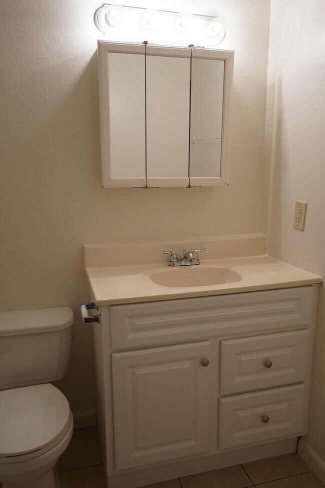 Building Photo - 3 bedroom 1 bath duplex in the wonderful city of Fair Oaks!