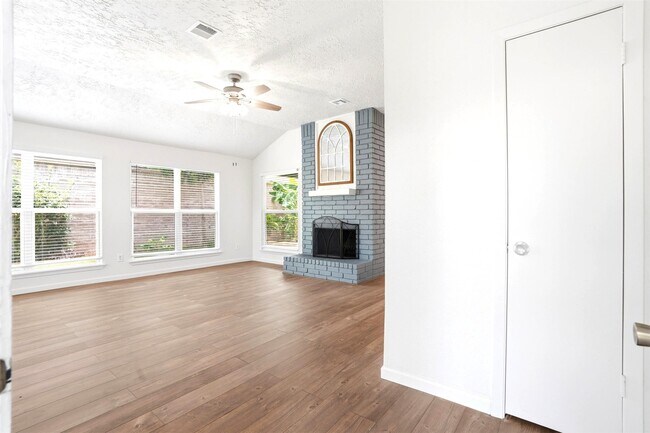 Building Photo - 16007 Ridgegreen Dr