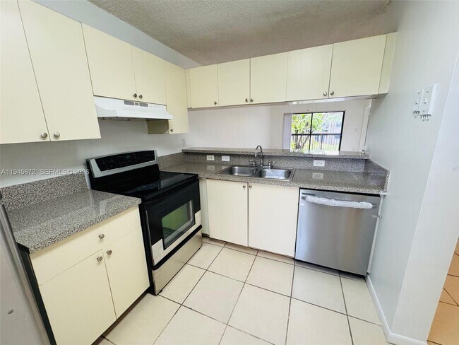 Building Photo - 9948 Nob Hill Ln