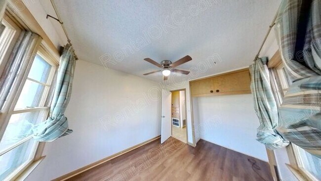 Building Photo - Large yard 3/1 just of Douglas!