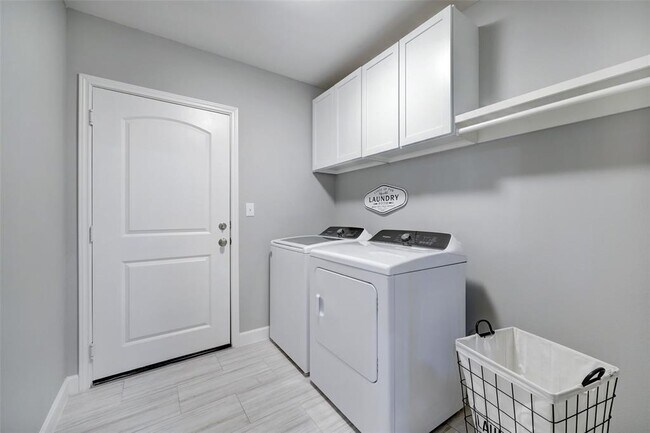 Building Photo - 7926 Ridgeview Dr