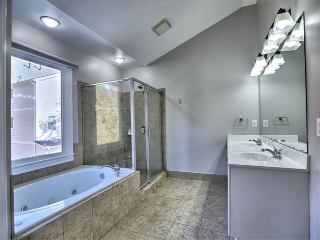 Building Photo - 975 Odessa Dr