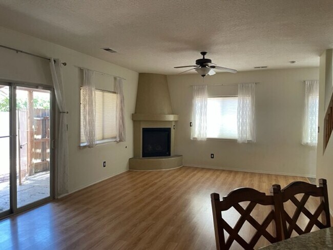 Building Photo - Great Home Near La Cueva