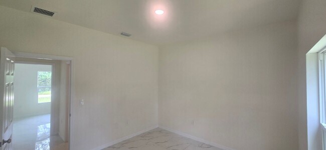 Building Photo - Great Location  2/1 Single Family Home