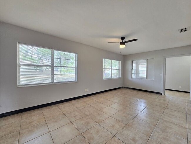 Building Photo - 824 N Florence Ave