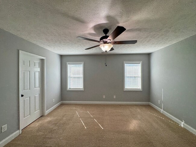 Building Photo - Stunning 4 Bed 2.5 Bath Home in Aberdeen