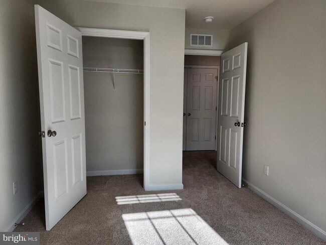 Building Photo - 212 Caterpillar Dr