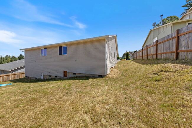 Building Photo - Spacious 3 bedroom Duplex