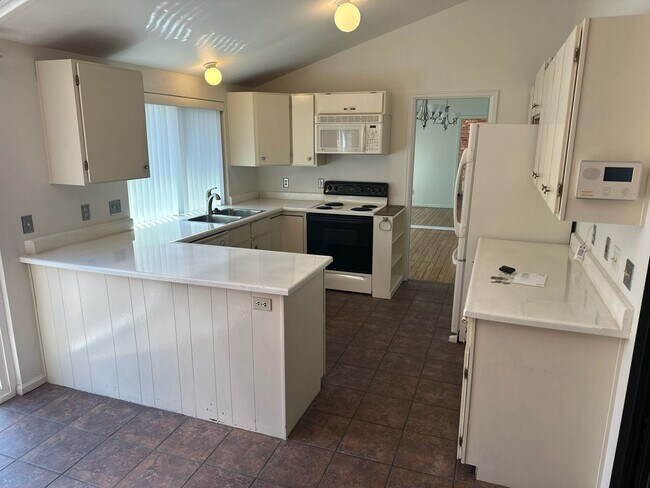 Building Photo - Fantastic 3 bedroom, 3 bath, 2 car garage ...