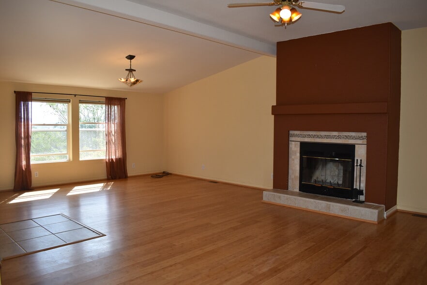 Building Photo - 2121 Springwater Avenue