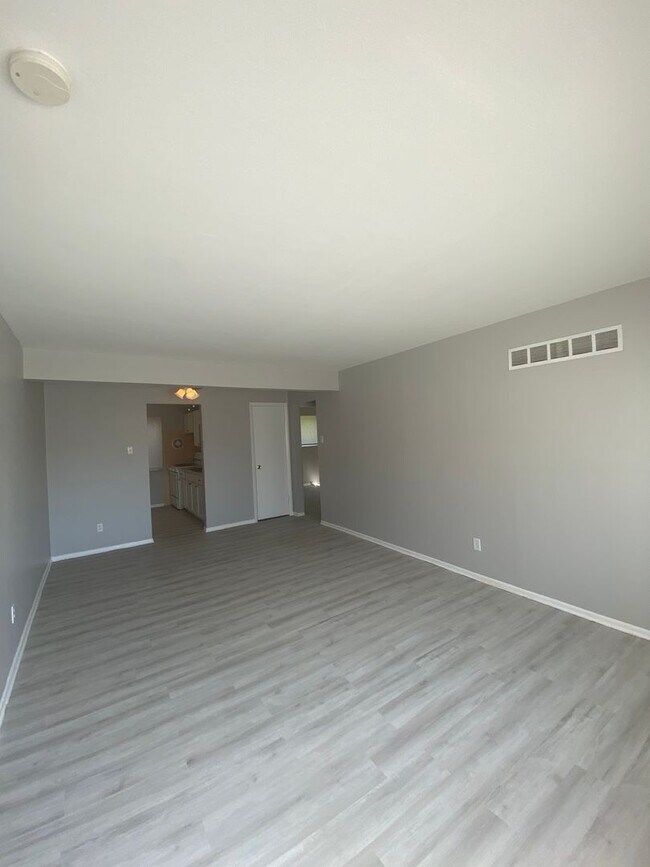 Building Photo - Renovated 2 Bed 1 Bath 1ST FLOOR!