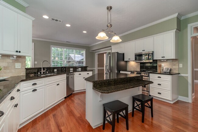 Building Photo - Private, 5 bedroom, 3.5 bath, Evans home-overlooking the woods!