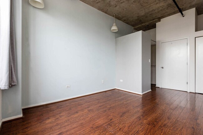 Building Photo - 933 W Van Buren St