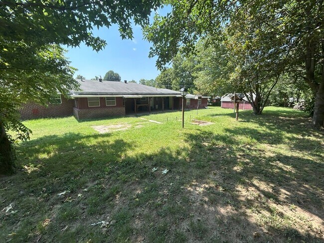 Building Photo - 210 Sanders Ave