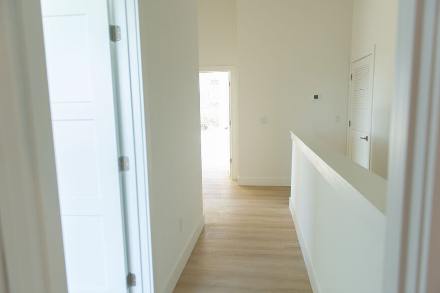 Building Photo - 3820 Pompano Dr SE