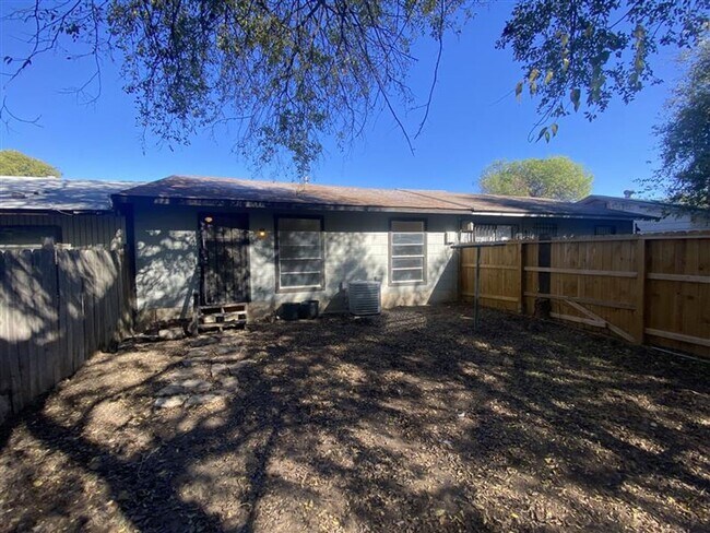 Building Photo - 2/1 Townhouse with covered parking