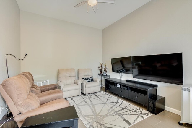 Building Photo - 1367 S Country Club Dr