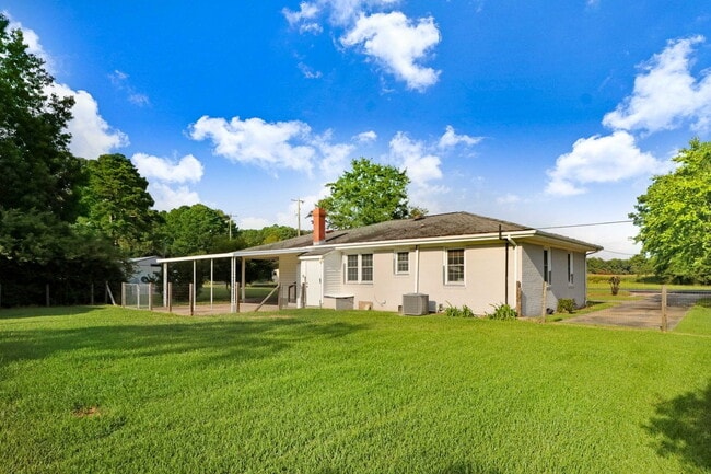 Building Photo - RENOVATED 2 BR, 1.5 BA W/ DETACHED GARAGE/ STORAGE - PIKEVILLE SCHOOLS