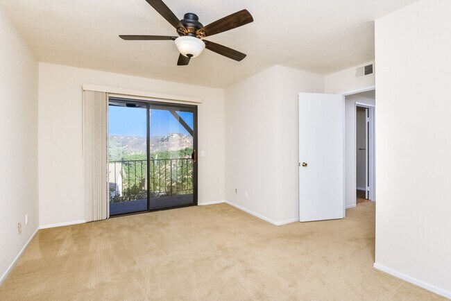 Building Photo - Remodeled Home in Cimarron with Amazing Vi...