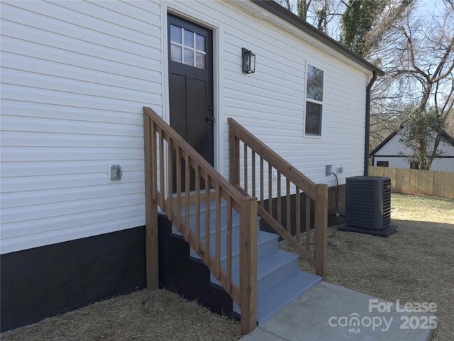 Building Photo - 226 Malvern Dr SW