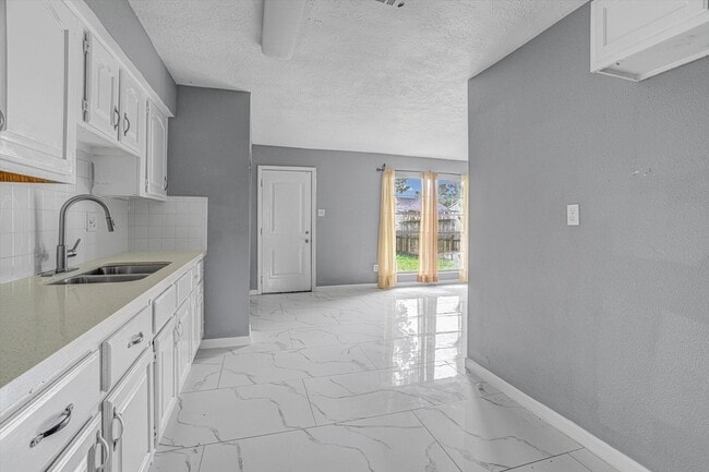 Building Photo - 14618 Flair Dr