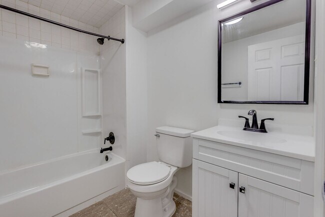 Building Photo - AVAILABLE AUGUST 2026 - Updated 2 Bedroom Apartment Located in the heart of a GREAT Neighborhood