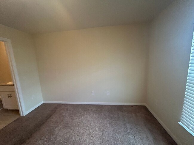 Building Photo - 3927 NE 23rd Pl