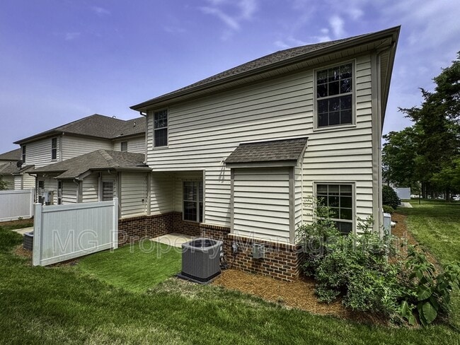 Building Photo - 2056 Oxford Heights