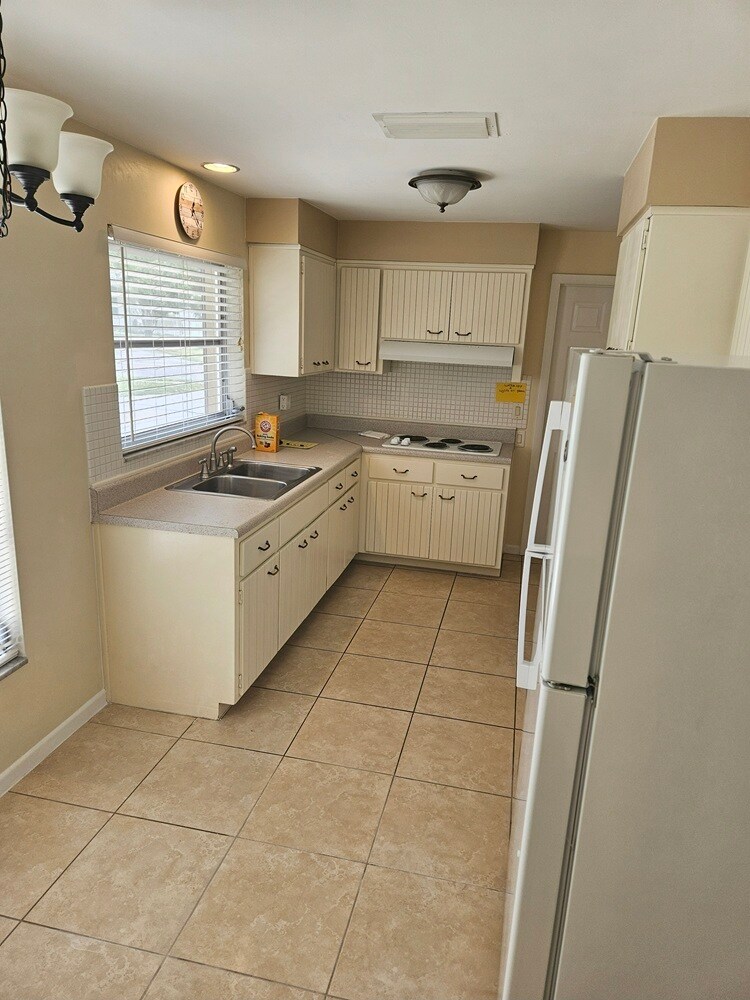 Kitchen w/eat in area - 786 Colony Ln