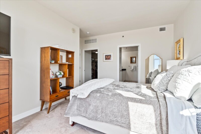 Building Photo - 5750 Bou Ave