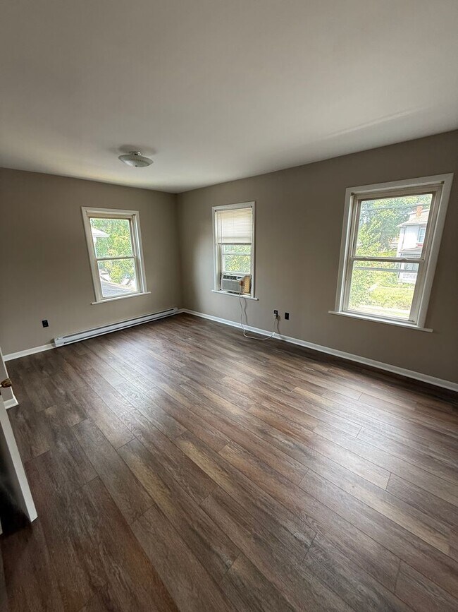 Building Photo - 836 Dewey Ave