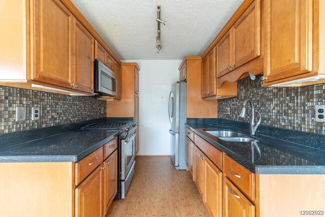 Building Photo - 2bd 1.5 ba 2 pkg townhome at Palm Villas g...