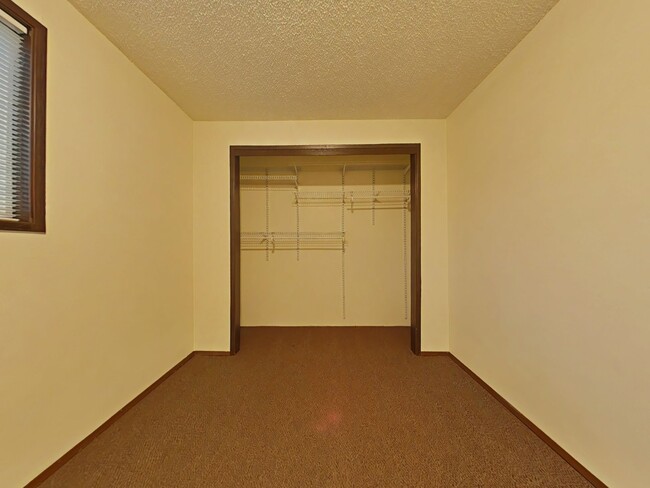 Building Photo - Duplex ~ Close to Campus