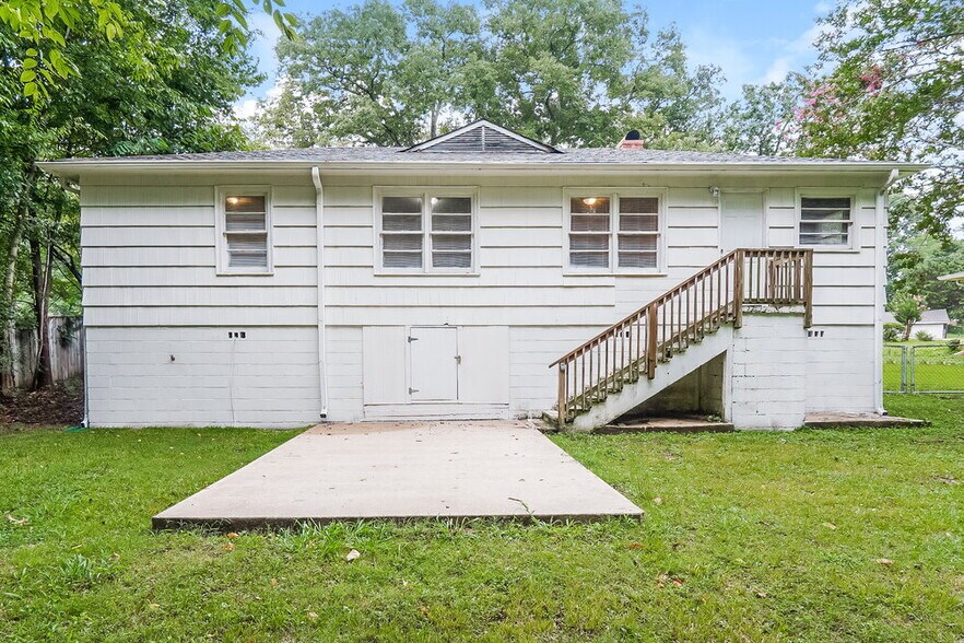 Building Photo - 812 Nelson Dr