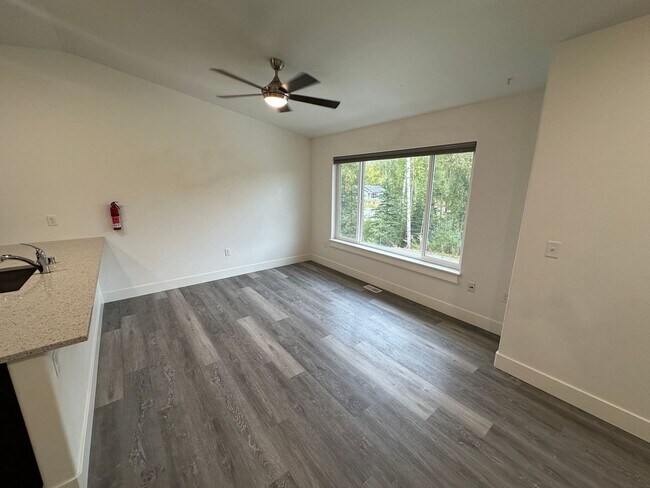 Building Photo - 2847 E Lakeview Rd