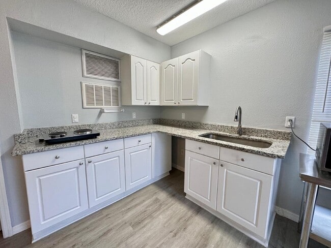 Building Photo - Cozy 1-Bedroom Townhouse in Davenport