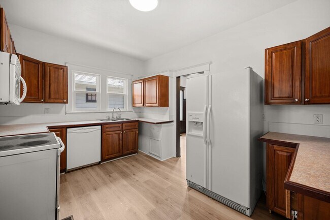 Building Photo - 2624 W 8th Ave