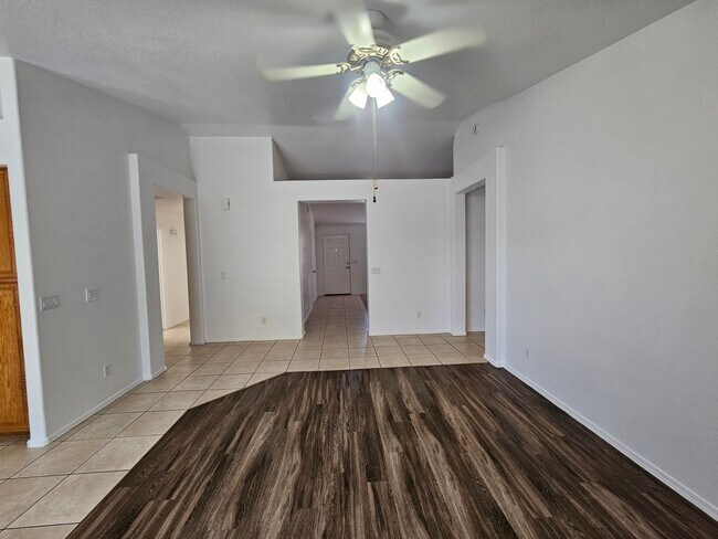 Building Photo - 3 Bedroom Home - No HOA - Single Level - North Phoenix *$500 Off First Month's Rent*