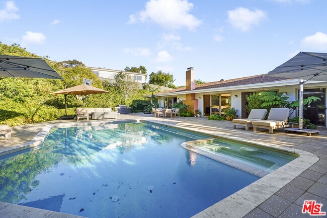 Building Photo - 375 S Surfview Dr