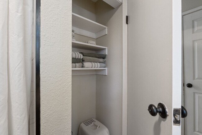 Building Photo - 2Bed/2Bth in Vancouver