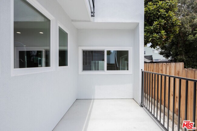 Building Photo - 1346 N Stanley Ave